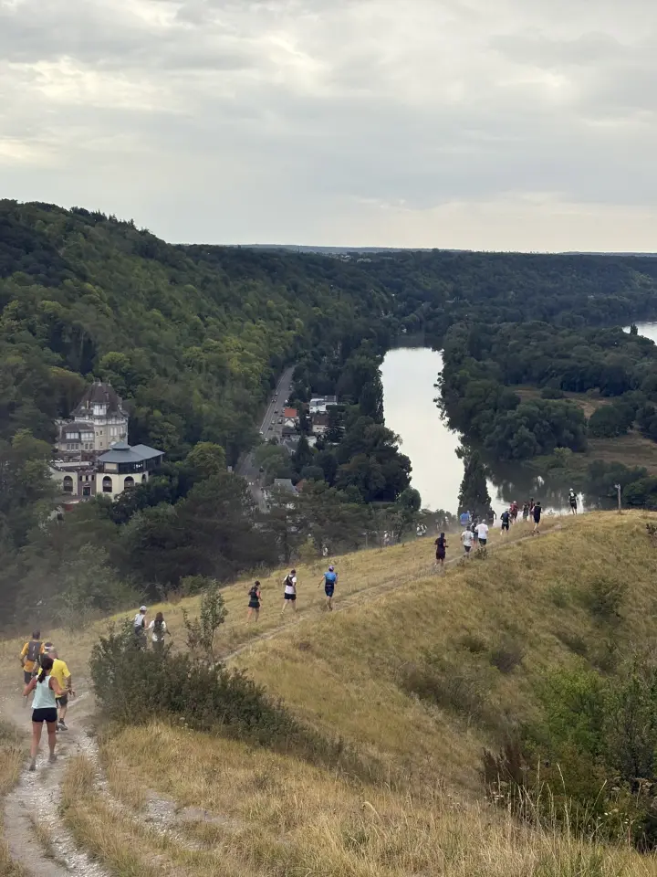 Un groupe de coureurs Buddiz sur un sentier au-dessus de la Seine